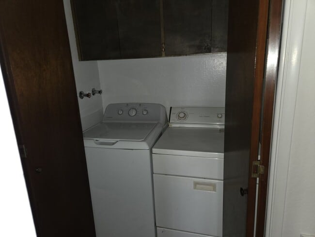 Building Photo - Two bedroom unfurnished in Sierra Tract