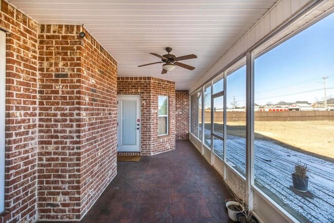 Building Photo - 201 Running Creek Dr
