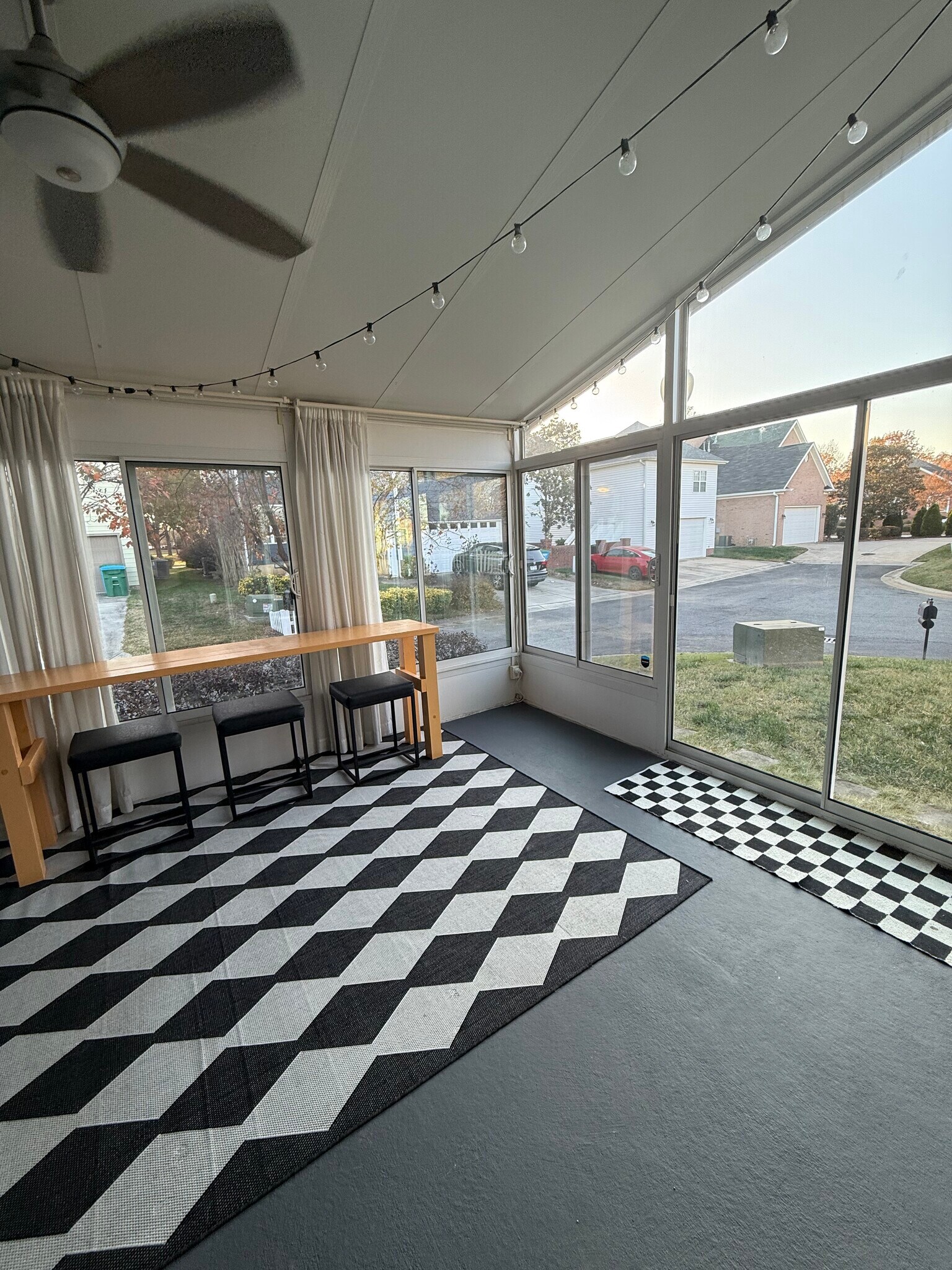 Sunroom with sliding door access to yard - 4414 Sages Ave