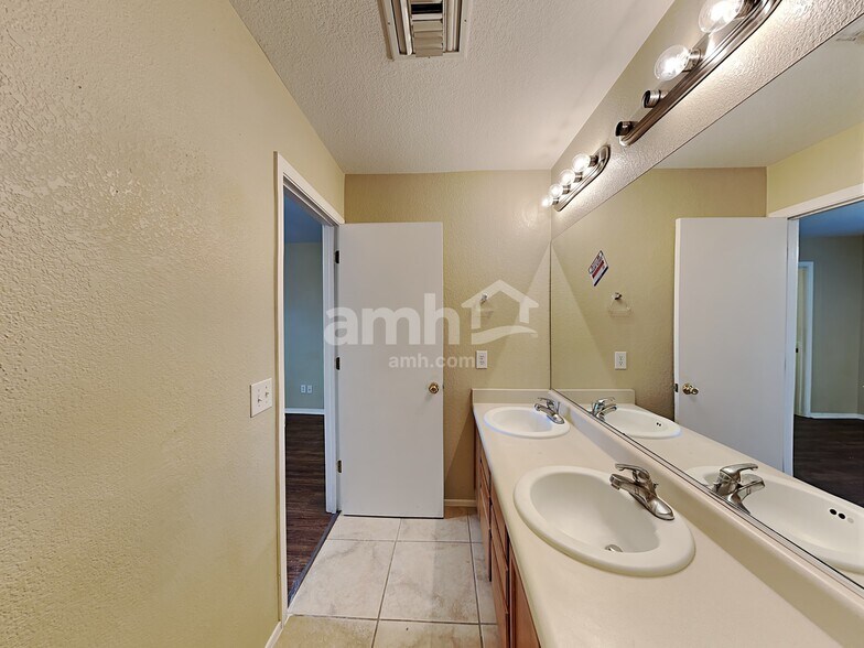 Building Photo - 494 W Great White St