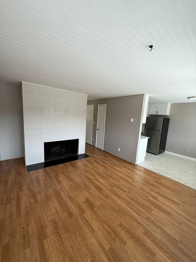 Building Photo - 3-Bedroom North Green Lake Townhouse-Style...