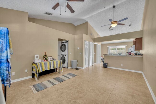 Building Photo - Oviedo Condo One-bedroom Available UTILITIES included.