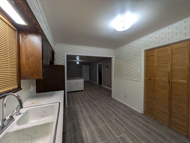 Building Photo - 6350 Arrowhead Dr