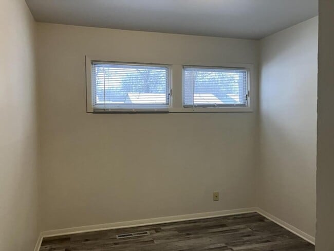 Building Photo - 2520 SW Mission Ave