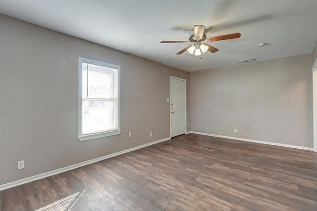 Building Photo - 10921 Shady Ln