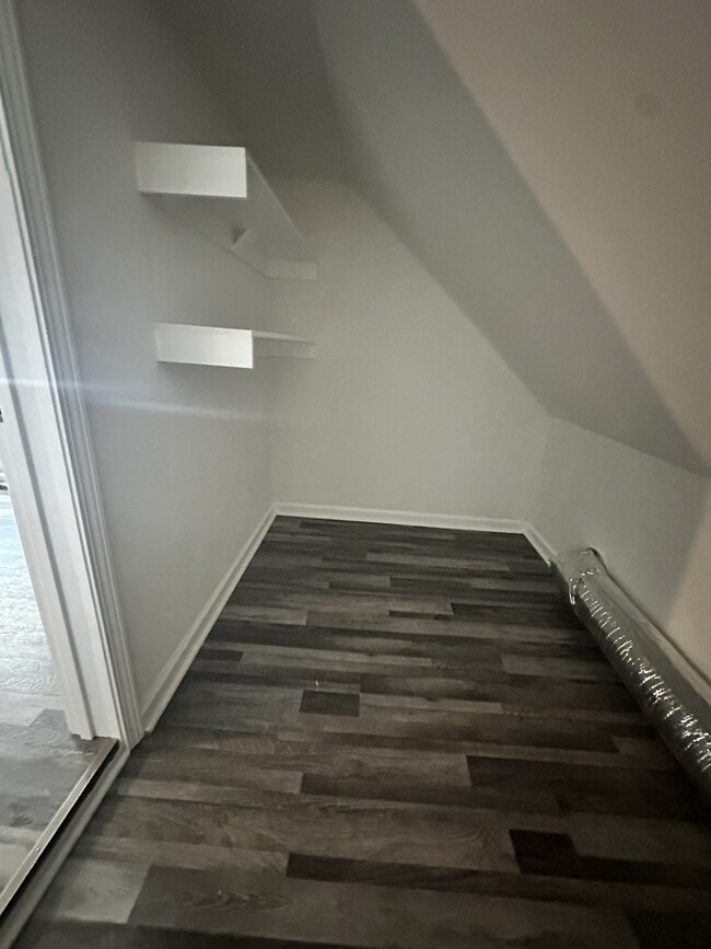 Building Photo - 208 E 17th St