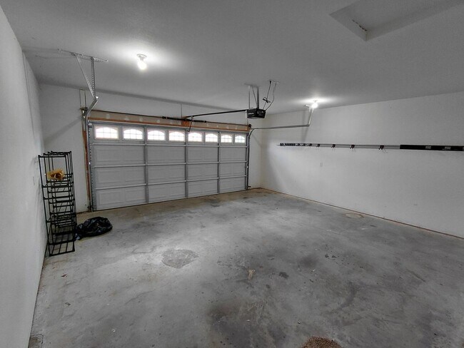 Building Photo - 137 Creek View Dr