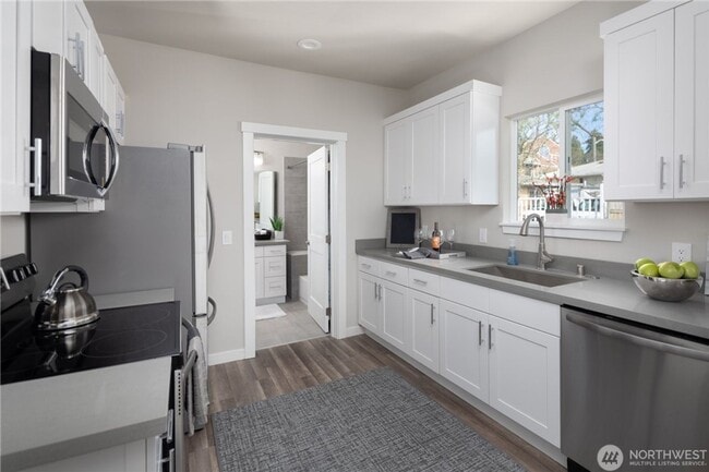 Building Photo - Roomy Updated Columbia City Home for Lease