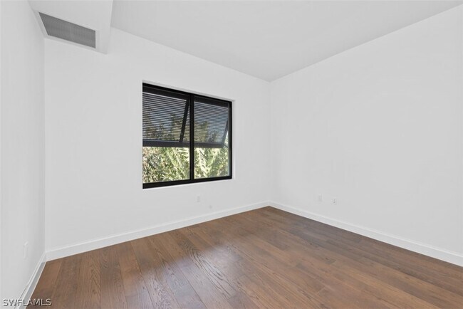 Building Photo - 1115 Central Ave