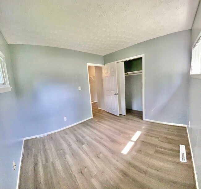 Building Photo - 1382 Southfield Dr S