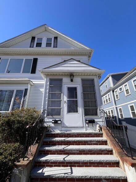 Building Photo - 121 Shore Dr