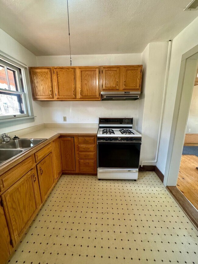 Building Photo - Cave Ave