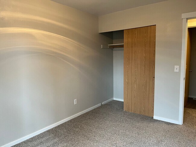 Building Photo - 3 Bed, 2 Bath Home- Fenced Back Yard!