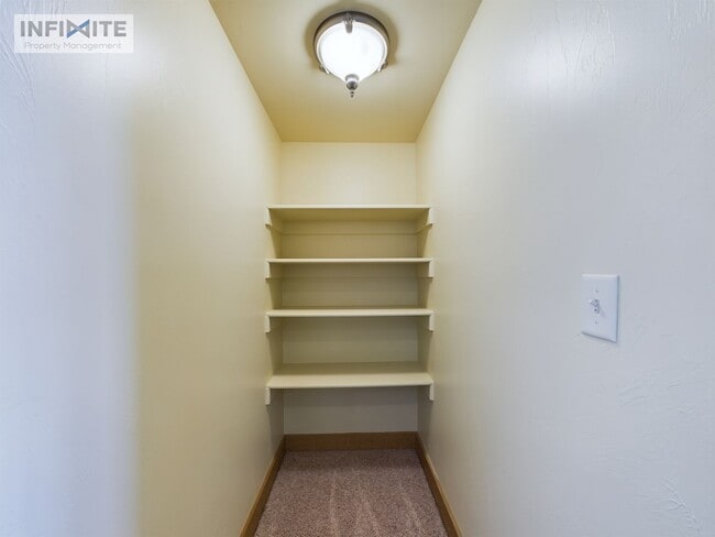 Building Photo - 3 Bedroom and Office!
