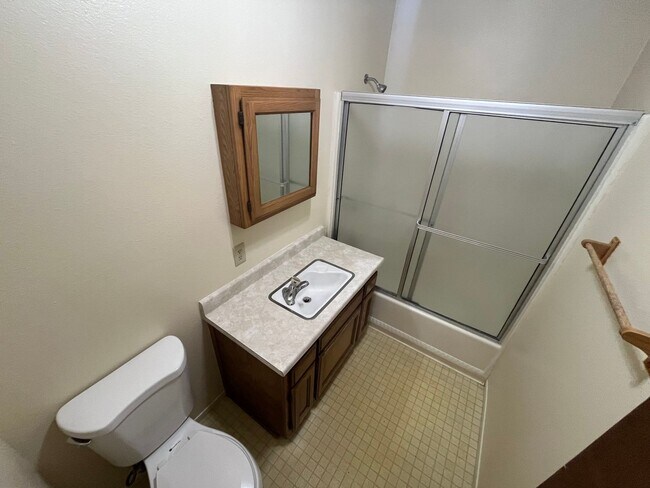 Building Photo - 533 S I St