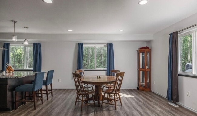 Building Photo - Single family home on 5 acres with a fenced back yard and Huge 3 car garage!  Gourmet Chefs Kitch...