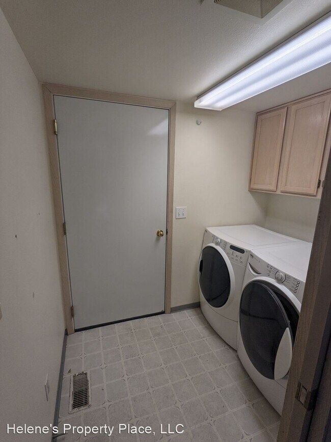 Building Photo - 3 br, 2.5 bath House - 259 NW Clay Court