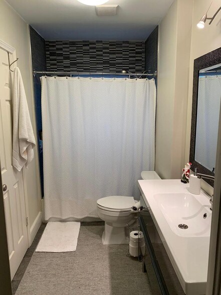 Building Photo - 5027 Wenonah Dr