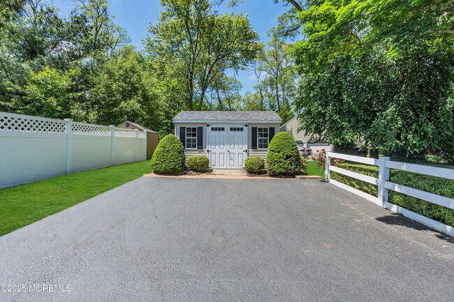 Building Photo - 17 Acorn Dr