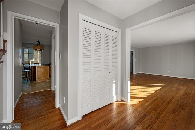 Building Photo - 641 W Country Club Dr