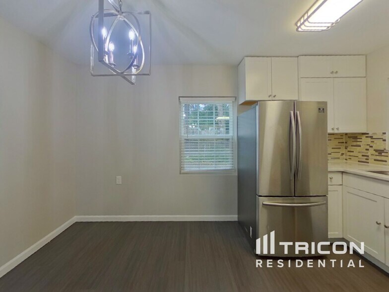 Building Photo - 4223 Dinglewood Ave