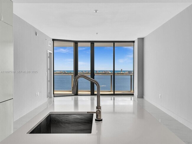 Building Photo - 700 NE 24th St