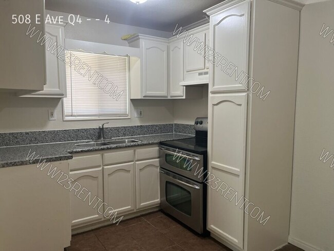 Building Photo - 508 E Ave Q4