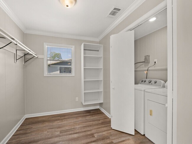 Building Photo - 411 Allen St