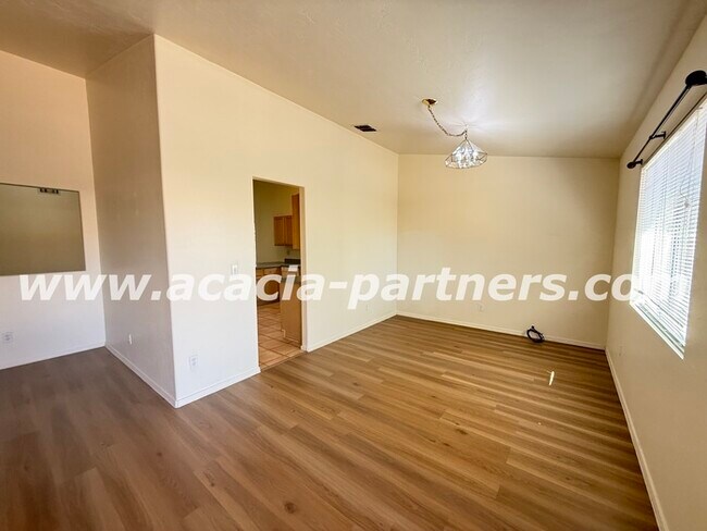 Building Photo - Four Bedroom in Rita Ranch