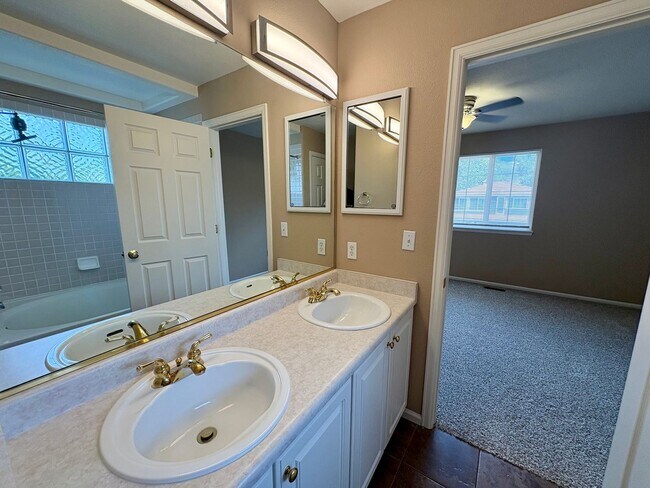 Building Photo - Highlands Ranch 3bed, 3.5 bath