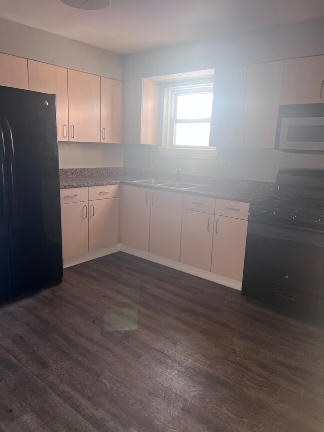 Building Photo - 664 Sibley Blvd