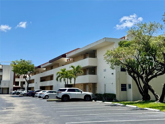 Building Photo - 8810 Fontainebleau Blvd