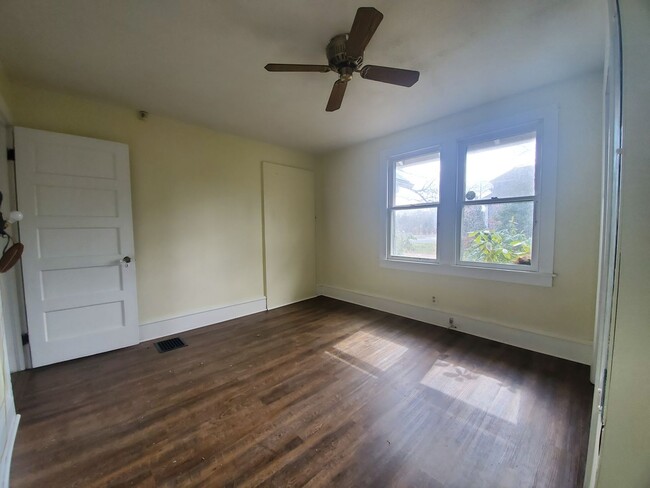 Building Photo - Detached 3 bedroom, 1 Bath Single Family H...