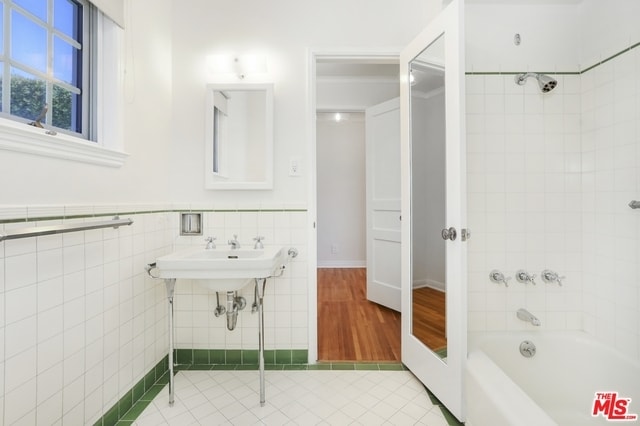 Building Photo - 2675 Glendower Ave