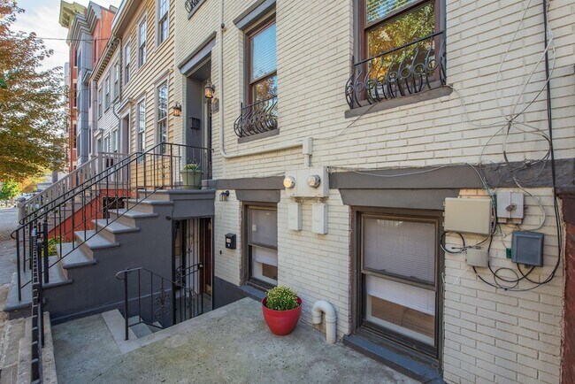 Building Photo - 61 Bright St