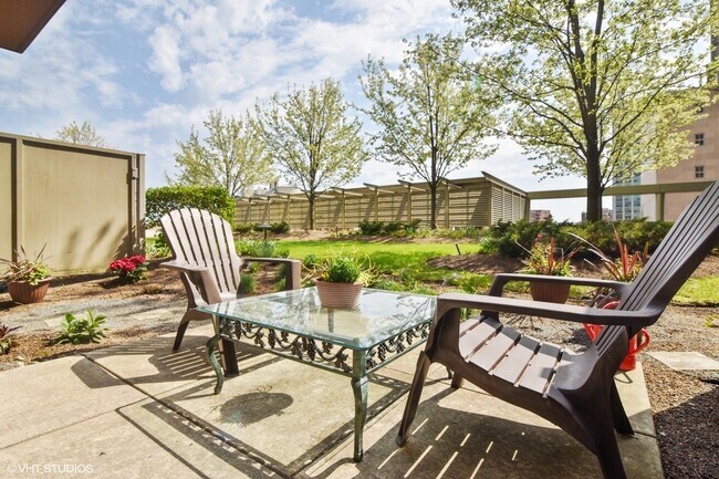 Building Photo - 807 Davis St