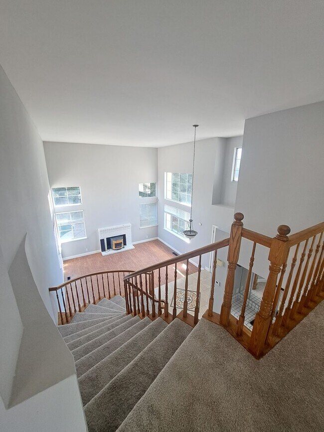 Building Photo - Expansive Oasis with a Guest House, Pool, ...