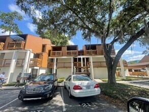 Building Photo - Close to the VA and Shands