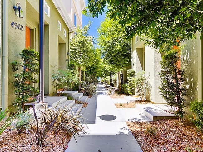 Building Photo - Spectrum Center, 2 Bed | 2 Bath Single Lev...