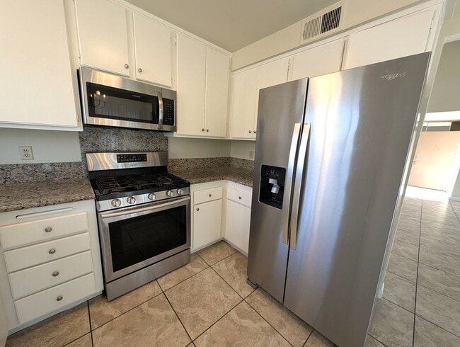 Building Photo - 2 Stories SFR - 4 Bedrooms + 2 Baths.  AVAILABLE NOW!