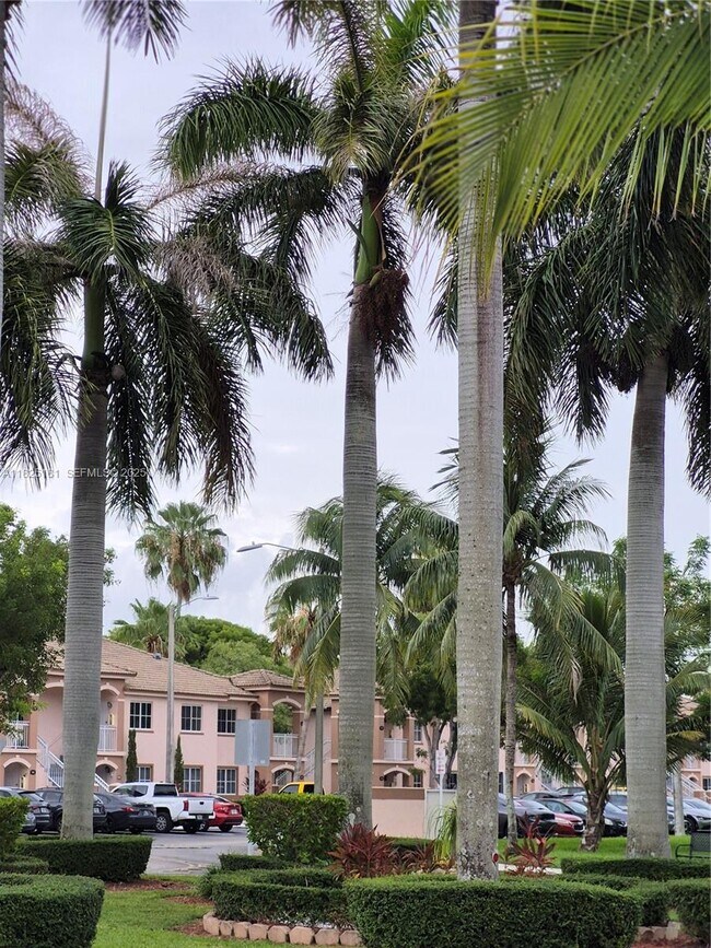 Building Photo - 2701 SE 12th Pl