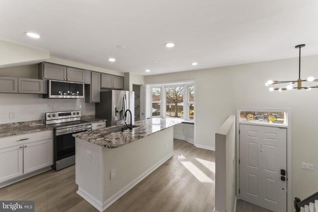 Building Photo - 8213 Roxbury Dr