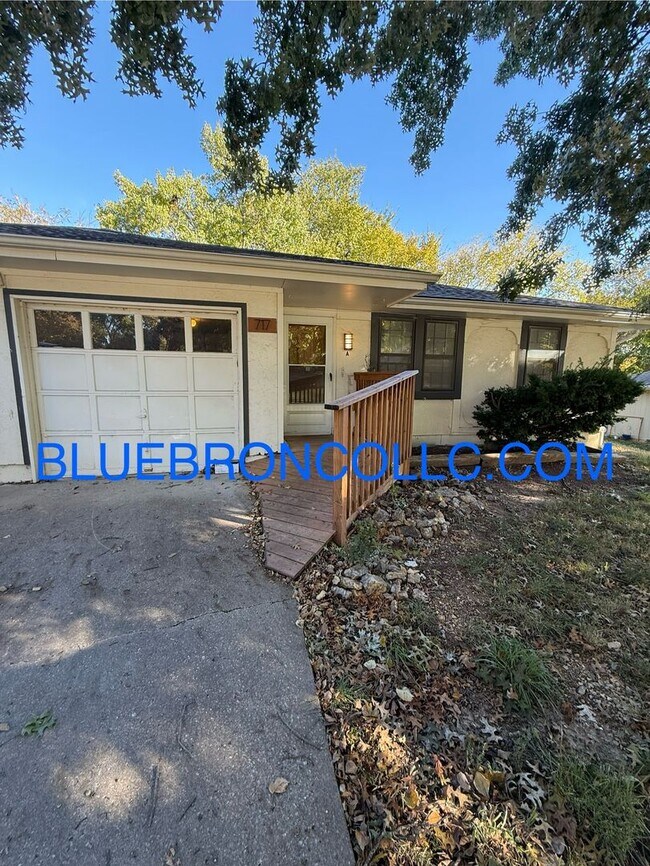 Primary Photo - 717 NE Banner Dr