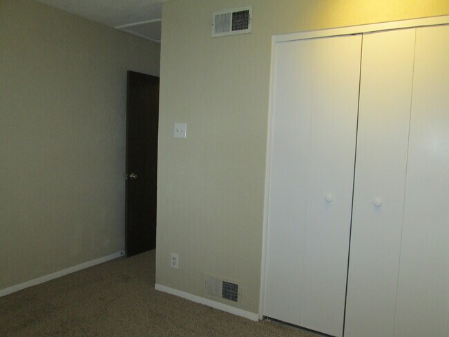 Building Photo - 1250 S Monaco Pky