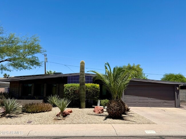 Building Photo - 3702 E Paradise Dr