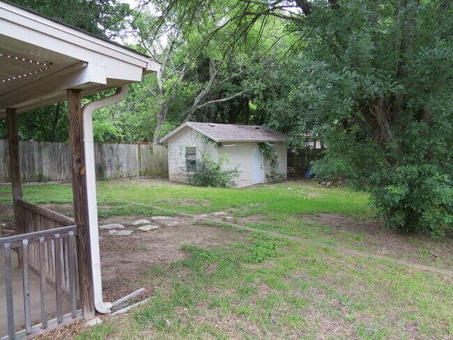 Building Photo - Welcome home to this adorable 3-bedroom, 2-bathroom house designed with comfort and style in mind!