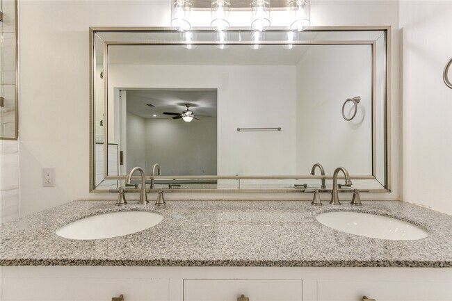 Building Photo - 2114 River Village Dr