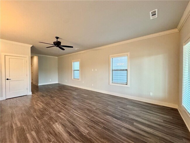 Building Photo - 832 NE Hts Ln