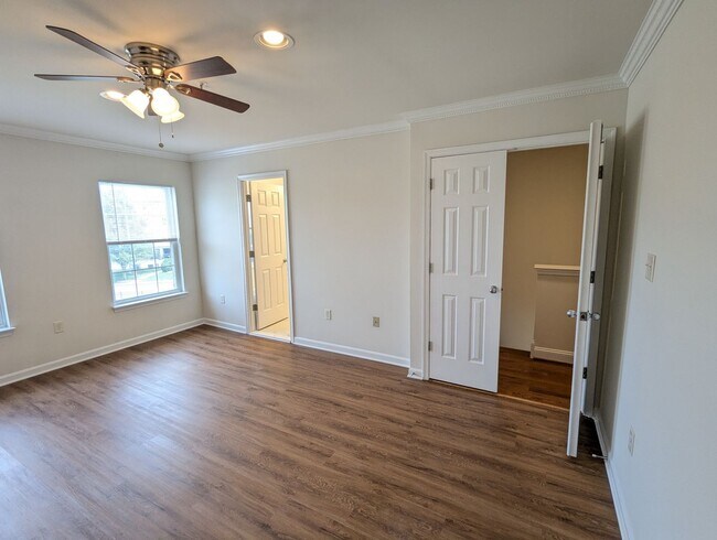 Building Photo - Renovated Townhouse in Frederick ready for...
