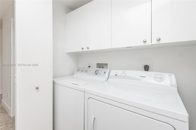 Building Photo - 901 Brickell Key Blvd